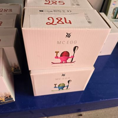 Plusieurs boîtes de nourriture sont empilées sur une table bleue