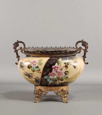 une image représentant un vase orné de fleurs peintes