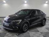 un 4x4 noir garé sur un sol en damier dans un garage