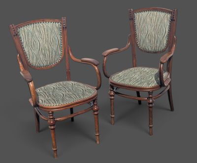 une paire de chaises anciennes dont les assises sont recouvertes d'un tissu à motif zébré
