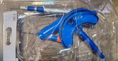 une boîte en plastique contenant une paire de ciseaux