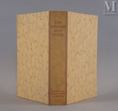 un livre à la couverture marron posé sur une table