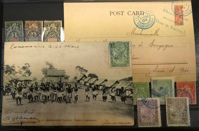une vieille carte postale avec de nombreux timbres et une photo d'une calèche