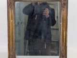 un homme se prenant en photo dans un miroir