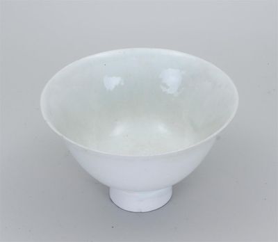un bol blanc avec un petit trou au milieu