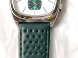 gros plan d'une montre sur une surface blanche