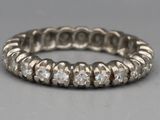 gros plan d'une bague en diamant sur une surface grise