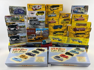 de nombreux modèles différents de petites voitures et de camions exposés