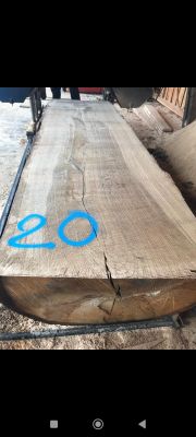 un gros morceau de bois posé par terre