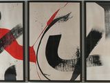 trois tableaux abstraits accrochés au mur d'un salon