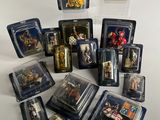 beaucoup de figurines de la guerre des étoiles sur la table