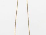 un collier en or muni d'une chaîne, sur fond blanc