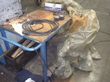 une table sur laquelle se trouvent de nombreux outils