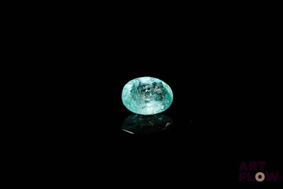 gros plan d'un diamant vert sur une surface noire