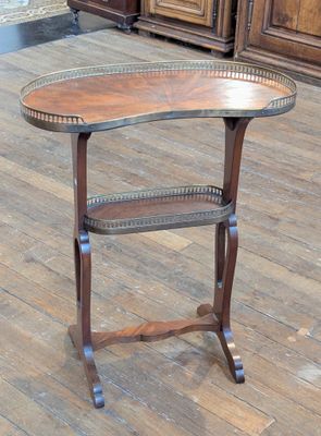 une table en bois sur laquelle est posé un plateau, posée sur un parquet en bois dur