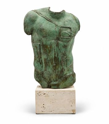 sculpture représentant le buste d'un homme sur un socle en marbre
