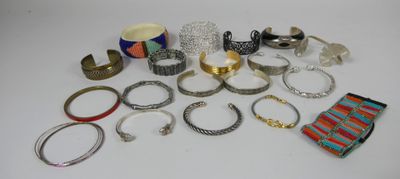 21 Bracelets principalement manchettes en métal, perles plas…