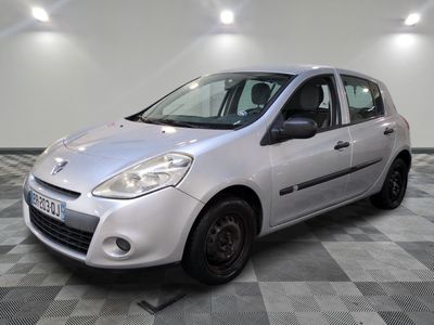 la photo d'une petite voiture blanche garée dans un garage