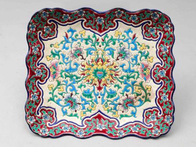 une assiette colorée ornée d'un motif floral