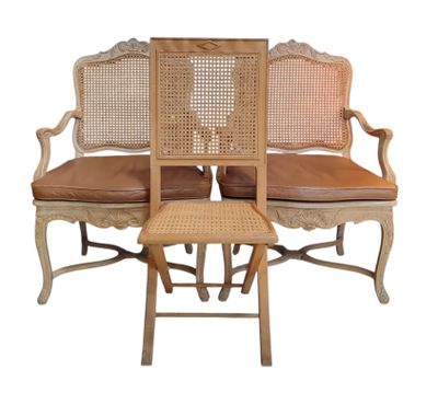 deux chaises et une table sur laquelle sont posées une chaise et une autre chaise