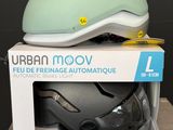 une image représentant une boîte sur laquelle est posé un casque