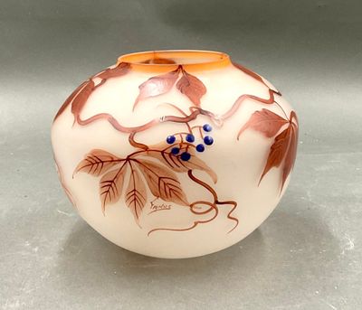 un vase blanc orné d'un motif marron et bleu