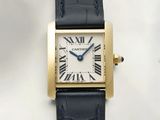 une image d'une montre-bracelet en or avec des chiffres romains sur le cadran