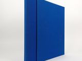 un livre bleu sur fond blanc, avec un fond blanc