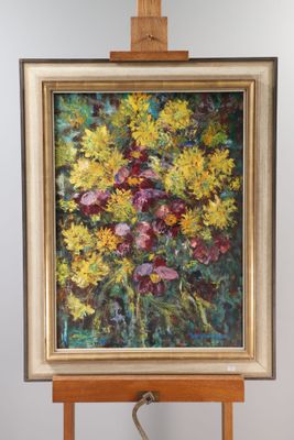 une peinture à l'huile représentant un bouquet de fleurs dans un vase posé sur un chevalet