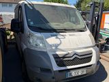 une camionnette blanche garée à côté d'un camion