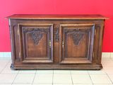 une photo d'une armoire en bois dans une pièce aux murs rouges