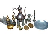 un grand nombre d'objets différents posés sur une table