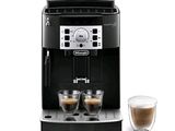 La machine à expresso Delongma se trouve à côté d'un verre de café