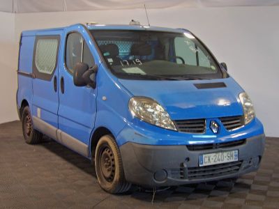 une camionnette bleue garée dans une pièce