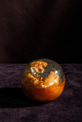 un bocal en verre contenant de la nourriture, posé sur un tissu violet