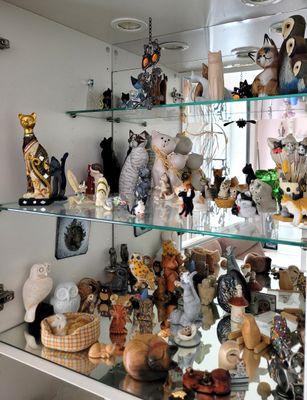 3e APPARTEMENT. Dans le séjour : Contenu des deux vitrines :… - Photo 1