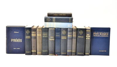 plusieurs livres sont empilés sur une surface blanche
