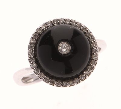 BAGUE en or gris 750 °/°° ornée d'un onyx, centré et entouré…