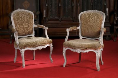 deux chaises posées sur un tapis rouge