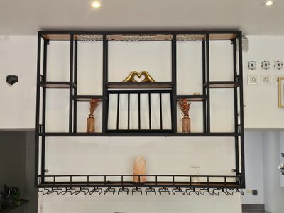 une cheminée surmontée d'une étagère dans un salon