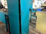 une photo d'une armoire métallique bleue dans une usine