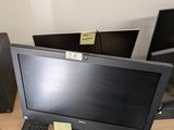 deux écrans et un clavier posés sur un bureau