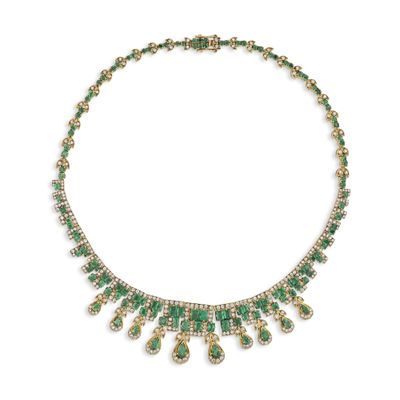un collier en émeraudes et diamants, signé Van Cleef