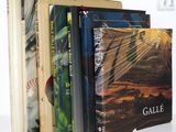 un grand nombre de livres empilés les uns sur les autres