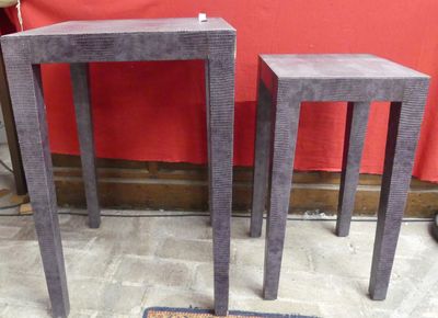 deux tables en bois