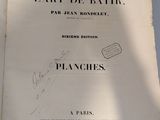 un livre sur lequel figure la photo d'un homme