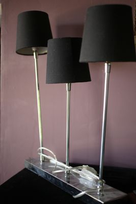 trois lampes posées sur une table