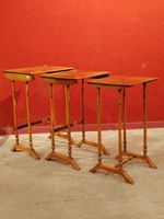 Série de trois tables gigogne en noyer blond. (photo 4)