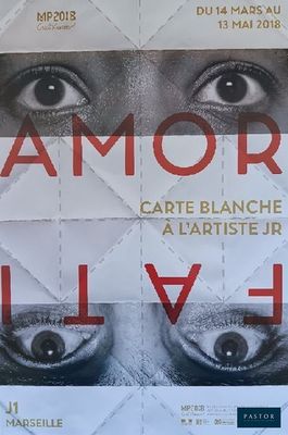 une affiche sur laquelle figure une photo des yeux d'une femme