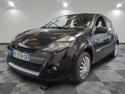la photo d'une voiture noire garée dans un garage